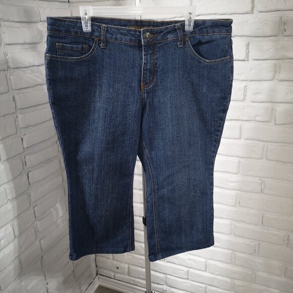 Bum Equipment Ladies Size 16W Petite Plus Medium Wash Jean Capri's - Picture 1 of 14